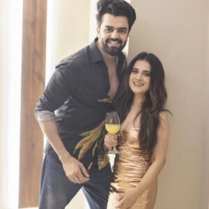 Jasleen Royal Instagram - Friends can help you achieve anything ♥️
Celebrating Heeriye's success with the people who made it possible. My heart is full ♥️