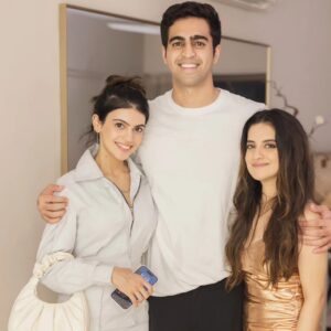 Jasleen Royal Instagram - Friends can help you achieve anything ♥️
Celebrating Heeriye's success with the people who made it possible. My heart is full ♥️