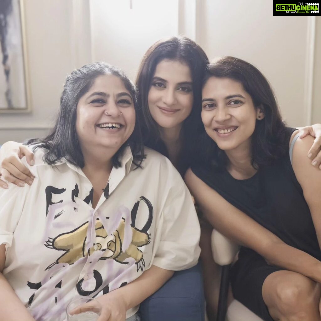 Jasleen Royal Instagram - Friends can help you achieve anything ♥️ Celebrating Heeriye's success with the people who made it possible. My heart is full ♥️