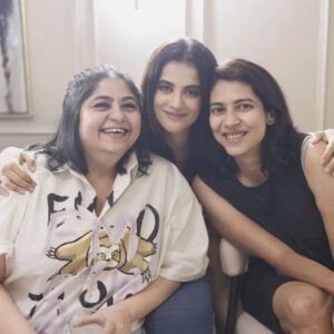 Jasleen Royal Instagram - Friends can help you achieve anything ♥️
Celebrating Heeriye's success with the people who made it possible. My heart is full ♥️