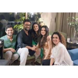 Jasleen Royal Instagram - Friends can help you achieve anything ♥️
Celebrating Heeriye's success with the people who made it possible. My heart is full ♥️