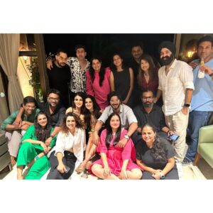 Jasleen Royal Instagram - Friends can help you achieve anything ♥️
Celebrating Heeriye's success with the people who made it possible. My heart is full ♥️