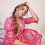 Jiya Shankar Instagram - Embracing the divine presence of Lord Ganesha with open arms and a grateful heart. 🙏❤️✨ . . Product Code: 193240056 . . . . #ganeshchaturthi #ganpatibappamorya #fashion #meesho #meeshoapp #meeshofinds #meeshohaul #jiyaashankar