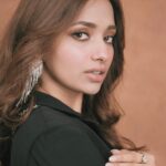 Jiya Shankar Instagram - Late but had to make it worth the wait 😉 Clicked by @arindamsikdar Styled by @anamikajain__ Wearing @mireyasanya Earrings @tipsyfly