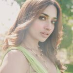 Jiya Shankar Instagram - Zindagi Gulzar Hai 💚 Photographer - @akshayphotoartist Outfit: @kalkifashion Jewellery: @zariinjewelry Stylist: @anamikajain__ Location - @theforestclubresort X @zuperstays Artist Reputation Management - @oceanmediapr
