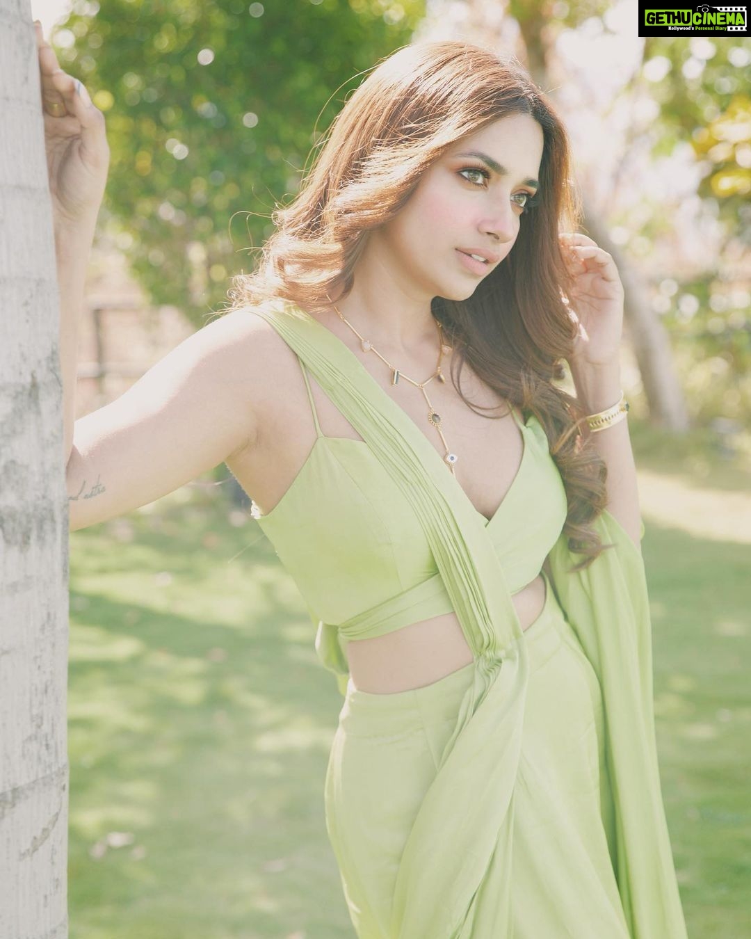 Jiya Shankar Instagram - Zindagi Gulzar Hai π Photographer - @akshayphotoartist Outfit: @kalkifashion Jewellery: @zariinjewelry Stylist: @anamikajain__ Location - @theforestclubresort X @zuperstays Artist Reputation Management - @oceanmediapr