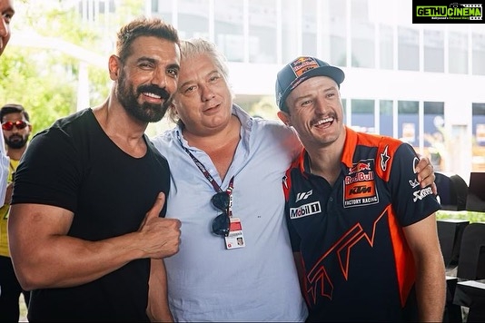John Abraham Instagram - Great meeting the boys in the paddock… See you soon!!! @fabioquartararo20 @jackmilleraus @frankymorbido #paolocampionoti @pramacracing