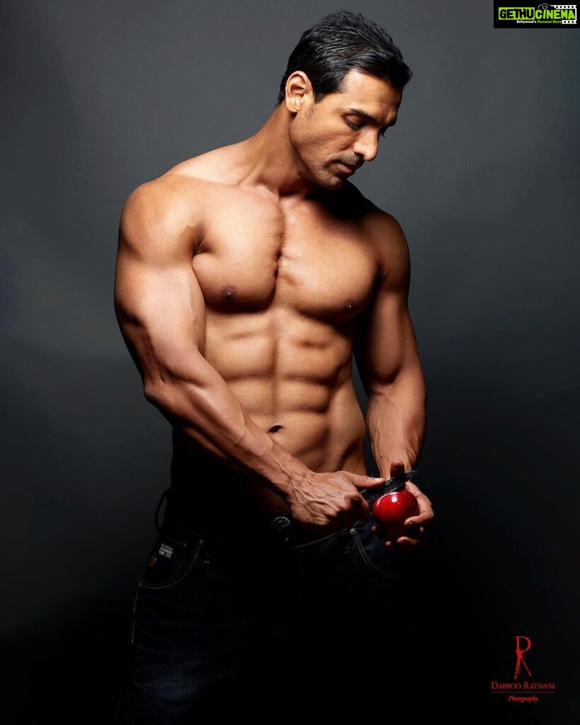 John Abraham Instagram - An apple a day keeps the gains here to stay! 🍎💪❤️‍🔥 @thejohnabraham Photography 📸 @dabbooratnani Assisted by @manishadratnani Post Production @dabbooratnanistudio #dabbooratnani #dabbooratnaniphotography #dabbooratnanicalendar #johnabraham Dabboo Ratnani Photography