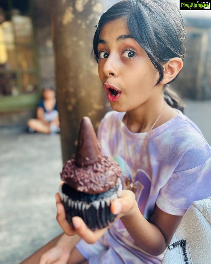 Juhi Parmar Instagram - The world of imagination and fantasy in which Samairra has spent upteen hours, the most awaited part of this vacation was spending time in Harry Potter World at Universal Studios. I was excited for her to see it and see her reaction and for her it was like actually being a part of Harry Potter, she just couldn’t believe it. It’s special when one can make dreams come true and for kids their world of imagination is so beautiful, I can’t share with you in words how beautiful it was to see Samairra’s world of imagination open up in front of her eyes! Truly magical 🧙‍♀️ #harrypotter #dreamcometrue #happy #grateful #checklist #excited Universal Studios Orlando