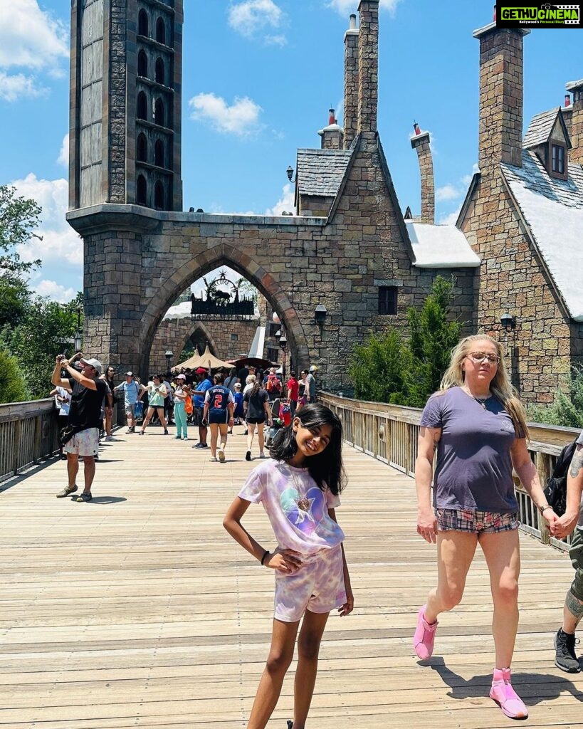 Juhi Parmar Instagram - The world of imagination and fantasy in which Samairra has spent upteen hours, the most awaited part of this vacation was spending time in Harry Potter World at Universal Studios. I was excited for her to see it and see her reaction and for her it was like actually being a part of Harry Potter, she just couldn’t believe it. It’s special when one can make dreams come true and for kids their world of imagination is so beautiful, I can’t share with you in words how beautiful it was to see Samairra’s world of imagination open up in front of her eyes! Truly magical 🧙‍♀️ #harrypotter #dreamcometrue #happy #grateful #checklist #excited Universal Studios Orlando