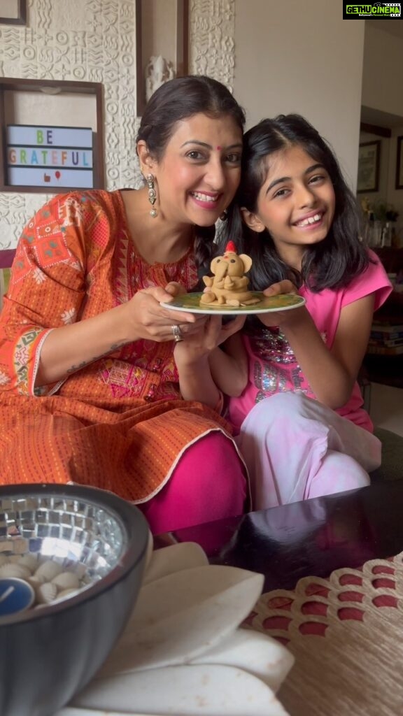Juhi Parmar Instagram - Ganesh ji is at the beginning of anything new that we do in our lives, and truly He is everywhere! Samairra loves making her own little Gannu every year and so here we are making our Ganpati and this time it’s made right from the kitchen, from atta. Ganpati Bappa Morya!!!!! #ganesh #ganesha #ganeshchaturthi #ganeshutsav #ganeshfestival #ecofriendly #diy #reels #reelsvideo #reelitfeelit #reelsinstagram