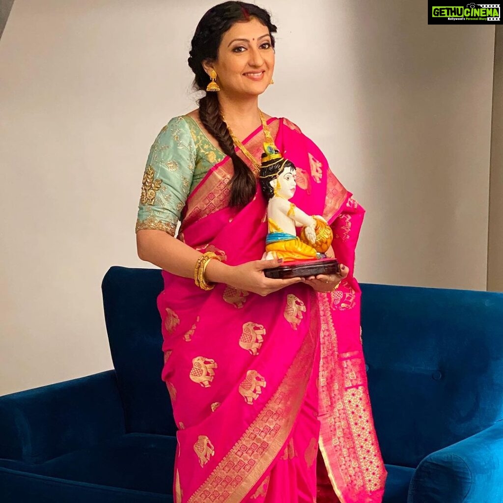 Juhi Parmar Instagram - For the celebration of your birth, for the celebration of every Maiyya out there, for all the माखन and the नटखट चोरी wishing all of you a very Happy Janmasthami! #Throwback #HamariWaliGoodNews #HappyJanmasthami
