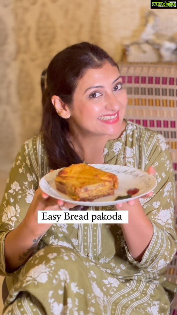 Juhi Parmar Instagram - Monsoon, garma garam chai aur kehte hain Pakode, hai ke nahi? Even though the monsoons are about to end, I thought let me enjoy a cheat day before the rain goes away! So its a cheat day and I’m making Mumbai’s famous Bread Pakoda. Try it out and make sure there’s an extra work out added in for the next two days! #cooking #cookingvideo #cookingathome #delicious #indianfood #breadpakora #reel #reelsindia #reelsinstagram #reelsinsta