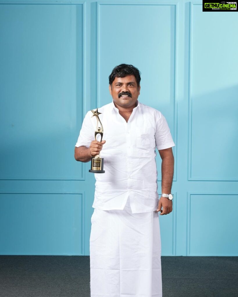 Kaali Venkat Instagram - @kaaliactor , the Best Supporting Actor (Tamil) at SIIMA 2023, displaying his trophy with pride and joy. #NEXASIIMA #DanubeProperties #A23Rummy #HonerSignatis #Flipkart #ParleHideAndSeek #LotMobiles #SouthIndiaShoppingMall #TruckersUAE #SIIMA2023 #A23SIIMAWeekend #SouthIndianAwards #Docile #SIIMAinDubai Danube Properties Presents A23 SIIMAWEEKEND in Dubai.