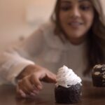 Kajal Aggarwal Instagram - And we left no crumbs.....🧁😉 #cupcakeoftheday #frosting Learnt another one from @queenchelseavfx ❤️ Video clips : @rohan.foto Vfx : Kishore 🙌