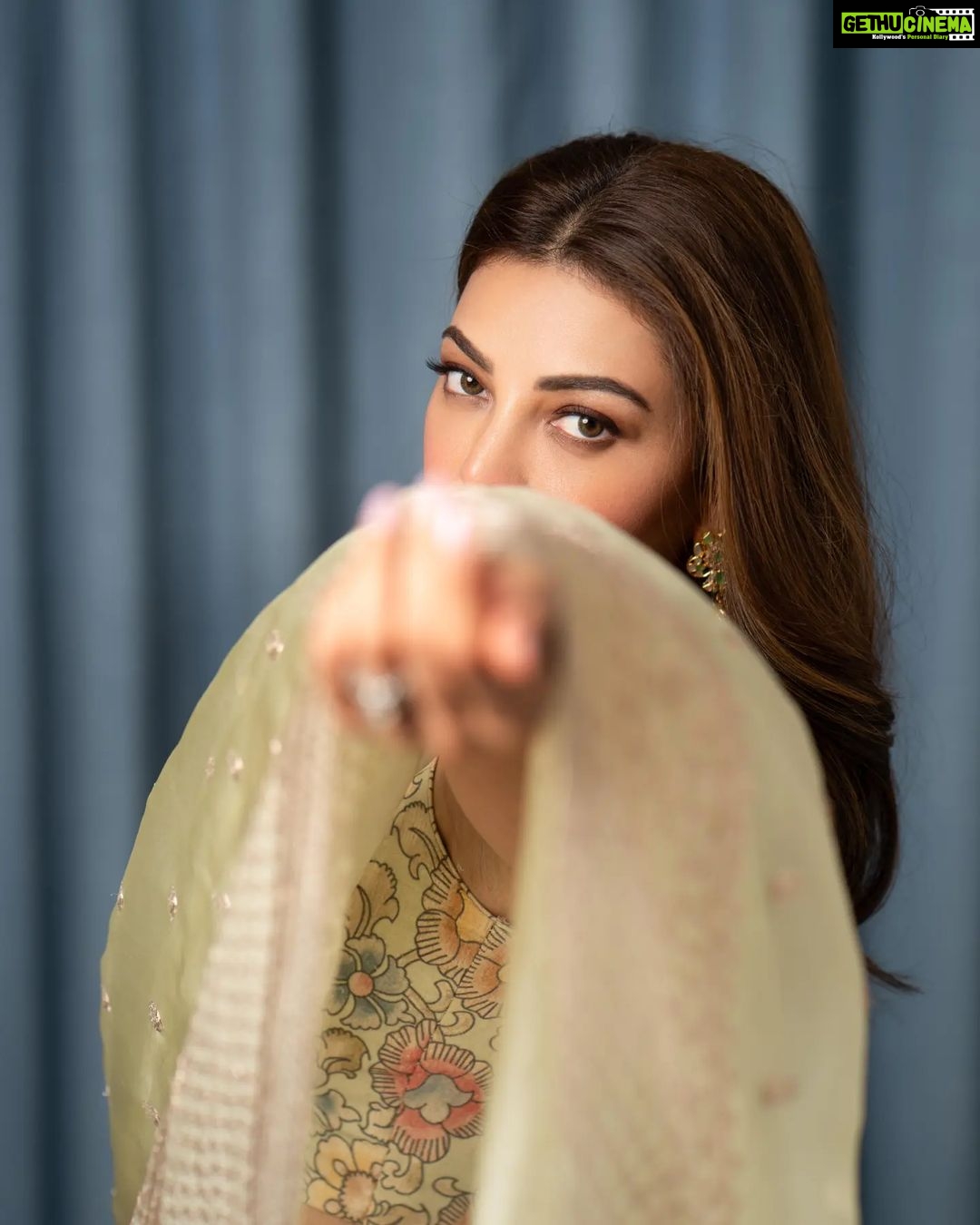 Kajal Aggarwal Instagram - Aisi Adaa dekhi...💫 Wore this beautiful saree from @xiti_weaves Thank you for dressing me in sheer elegance for the very special pre glimpse event of #Satyabhama. #Satyabhama #sareelove #grace #lovethelook #xitiweaves Stylist - @archamehta @rashmi_angara Jewellery - @amrapalijewels 📸: @rohan.foto :)