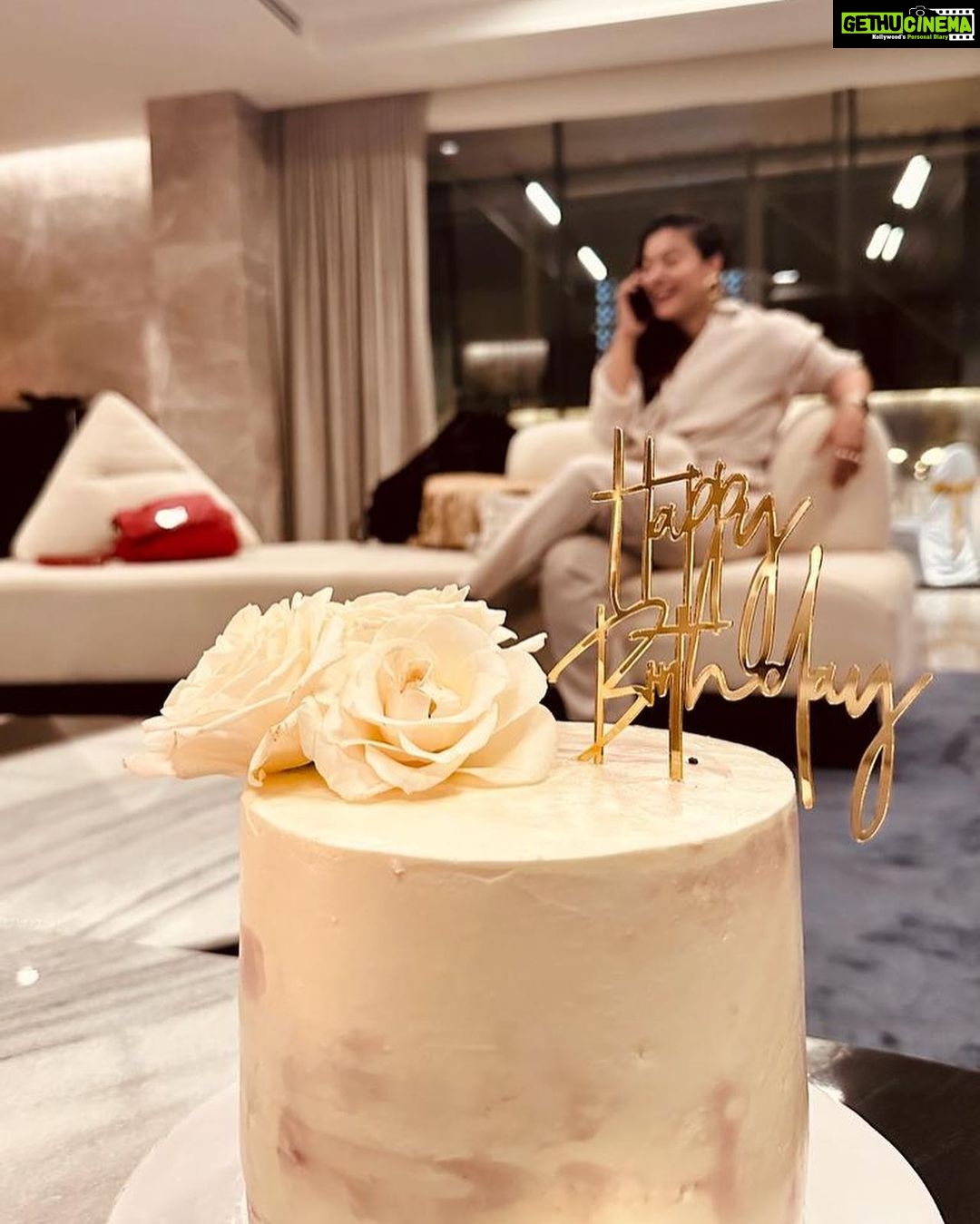 Kajol Instagram - This room and this day was filled with so much love and laughter and blessings and all the good things that I can’t even name .. all I can say is that I am Blessed , I am blessed , I am blessed .. thank u to all and everyone who loves me.. I felt it yesterday .. from my friends and family to my super awesome fans .. love you right back .. #birthdayspecial #cakingitup #lovestatus #sograteful
