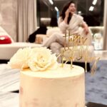 Kajol Instagram - This room and this day was filled with so much love and laughter and blessings and all the good things that I can’t even name .. all I can say is that I am Blessed , I am blessed , I am blessed .. thank u to all and everyone who loves me.. I felt it yesterday .. from my friends and family to my super awesome fans .. love you right back .. #birthdayspecial #cakingitup #lovestatus #sograteful