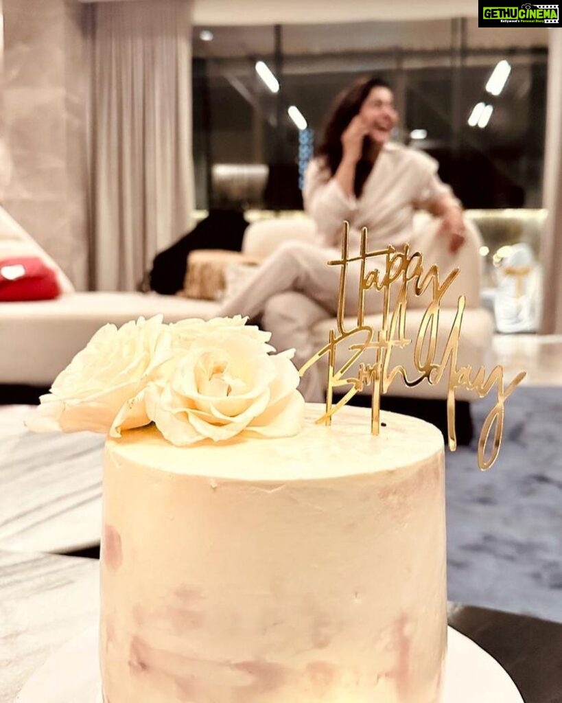 Kajol Instagram - This room and this day was filled with so much love and laughter and blessings and all the good things that I can’t even name .. all I can say is that I am Blessed , I am blessed , I am blessed .. thank u to all and everyone who loves me.. I felt it yesterday .. from my friends and family to my super awesome fans .. love you right back .. #birthdayspecial #cakingitup #lovestatus #sograteful