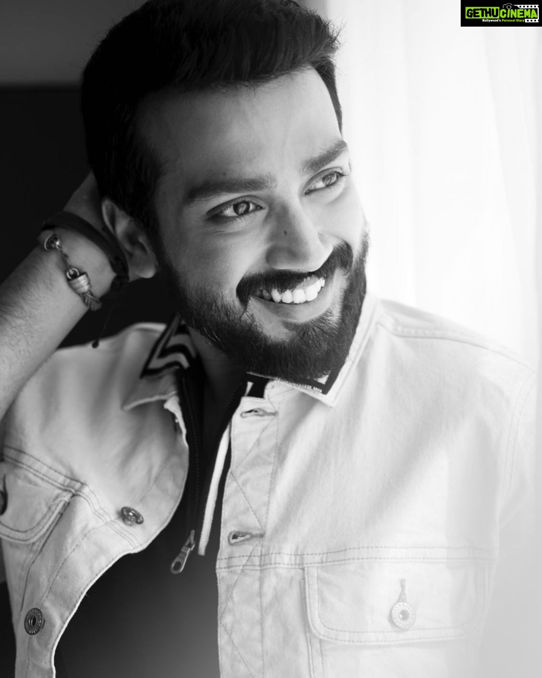 Kalidas Jayaram Instagram - Photographer - @anjana_ranjan_ Stylist - @swanand.joshii Makeup - @blendingiscardio Hair - _hair.me.out._