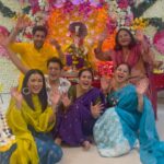 Kamya Punjabi Instagram - Jab Bagchi Family mili Didun ke Bappa se 🥳💕 #merelog #meramorya #ganapatibappamorya #didun #bagchifamily #neerjaeknayipehchaan @aayushitlk @abhishekrawat_actor @thevibha @aniami_sinha @kusshagredua Video credit @shalabhdang 🤩