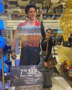 Kamya Punjabi Instagram - Apne Pathaan ki Jawan film aayi hai and i cant keep calm 🤩🥳 

#jawan #pathan #srk @iamsrk 
@iridhidogra i m so so so proud of you 🫶