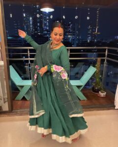 Kamya Punjabi Instagram - Shubho Sasthi 
Jai Katyayani Maa ❤️
The word "Katyayan" is defined as "one born in the Katyayan lineage" and is honoured on the sixth day of Navratri. She is the sixth incarnation of Goddess Durga and represents bravery and triumph. She is dressed in green and rides on a lion. The colour of the day is green, which represents harmony and growth. It also represents harmony, fertility and nature. Wearing green on this day symbolises Katyayani's protection, courage and good health. Wear green on this day and let the Goddess bless you with tranquility.
#navratricolours #day6