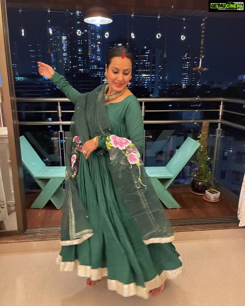 Kamya Punjabi Instagram - Shubho Sasthi Jai Katyayani Maa ❤ The word "Katyayan" is defined as "one born in the Katyayan lineage" and is honoured on the sixth day of Navratri. She is the sixth incarnation of Goddess Durga and represents bravery and triumph. She is dressed in green and rides on a lion. The colour of the day is green, which represents harmony and growth. It also represents harmony, fertility and nature. Wearing green on this day symbolises Katyayani's protection, courage and good health. Wear green on this day and let the Goddess bless you with tranquility. #navratricolours #day6