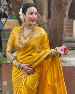 Kamya Punjabi Instagram - Jai Skandamata ki ❤️

Skandami, which means 'mother of Skanda (Kartikeya)', is honoured on the fifth day of Navratri. She is the fifth incarnation of Goddess Durga and represents compassion and motherhood. She is dressed in yellow and rides on a lion. The colour of the day is yellow, which represents joy and optimism. It also represents happiness, cheerfulness and brightness. On this day, wearing yellow brings Skandamata's benefits of joy, abundance and harmony.

Yellow Day 💛
#navratricolours #didun