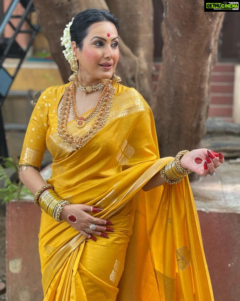 Kamya Punjabi Instagram - Jai Skandamata ki ❤️ Skandami, which means 'mother of Skanda (Kartikeya)', is honoured on the fifth day of Navratri. She is the fifth incarnation of Goddess Durga and represents compassion and motherhood. She is dressed in yellow and rides on a lion. The colour of the day is yellow, which represents joy and optimism. It also represents happiness, cheerfulness and brightness. On this day, wearing yellow brings Skandamata's benefits of joy, abundance and harmony. Yellow Day 💛 #navratricolours #didun