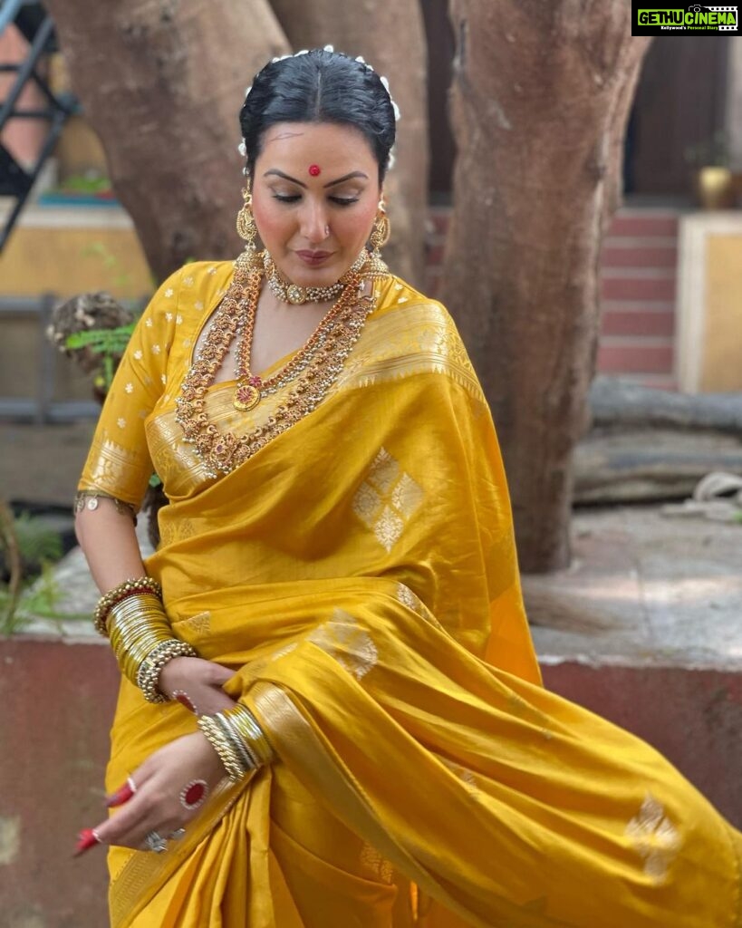 Kamya Punjabi Instagram - Jai Skandamata ki ❤️ Skandami, which means 'mother of Skanda (Kartikeya)', is honoured on the fifth day of Navratri. She is the fifth incarnation of Goddess Durga and represents compassion and motherhood. She is dressed in yellow and rides on a lion. The colour of the day is yellow, which represents joy and optimism. It also represents happiness, cheerfulness and brightness. On this day, wearing yellow brings Skandamata's benefits of joy, abundance and harmony. Yellow Day 💛 #navratricolours #didun