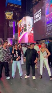 Kangna Sharma Instagram - Dance ka tempo high ho , toh duniya ki tension ko bye bye ho 😂😂😂 #nacho #dance #timessquare #newyork