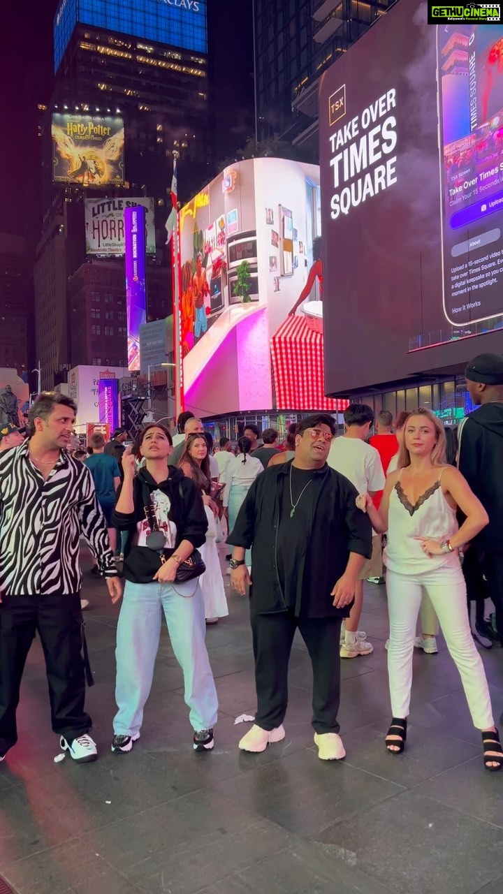 Kangna Sharma Instagram - Dance ka tempo high ho , toh duniya ki tension ko bye bye ho 😂😂😂 #nacho #dance #timessquare #newyork