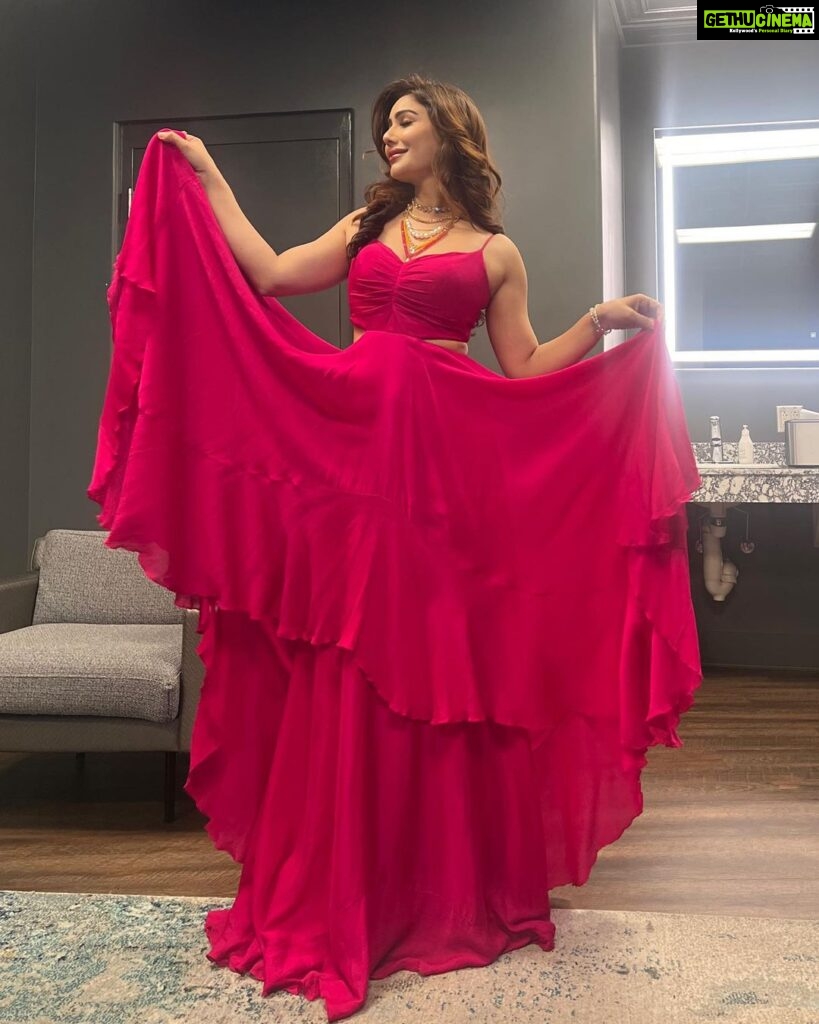 Kangna Sharma Instagram - Leave a Little sparkle wherever you go ❤️ Beautiful designer collection by - @kamli_fashion Management by - @rhitikgandhi__