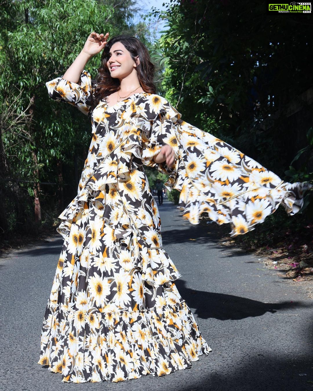 Kangna Sharma Instagram - Only Good Vibes ❤️ clicked by - @ilmanaazphotography1 makeup&hair 💄- @makeup_asfaque designer- @veronica_raichand