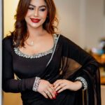 Kangna Sharma Instagram – एक तो काली साड़ी , ऊपर से गालों पर तिल !!
आगे बढ़ेगी ये मोहब्बत , या जलेगा दिल 🤪😉

Wearing 🥻- @kamli_fashion 
Photograper- @timelessstudiolondon 
MUA – @richmakeupartistry 

#beauty #london🇬🇧 #kslive2023 #saree #womaninblack