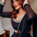 Kangna Sharma Instagram - Heriye heriye ❤️ London 🇬🇧#kslive2023 #wembley Videography by - @timelessstudiolondon Makeup&hair 💄- @richmakeupartistry Wearing 🥻- @kamli_fashion