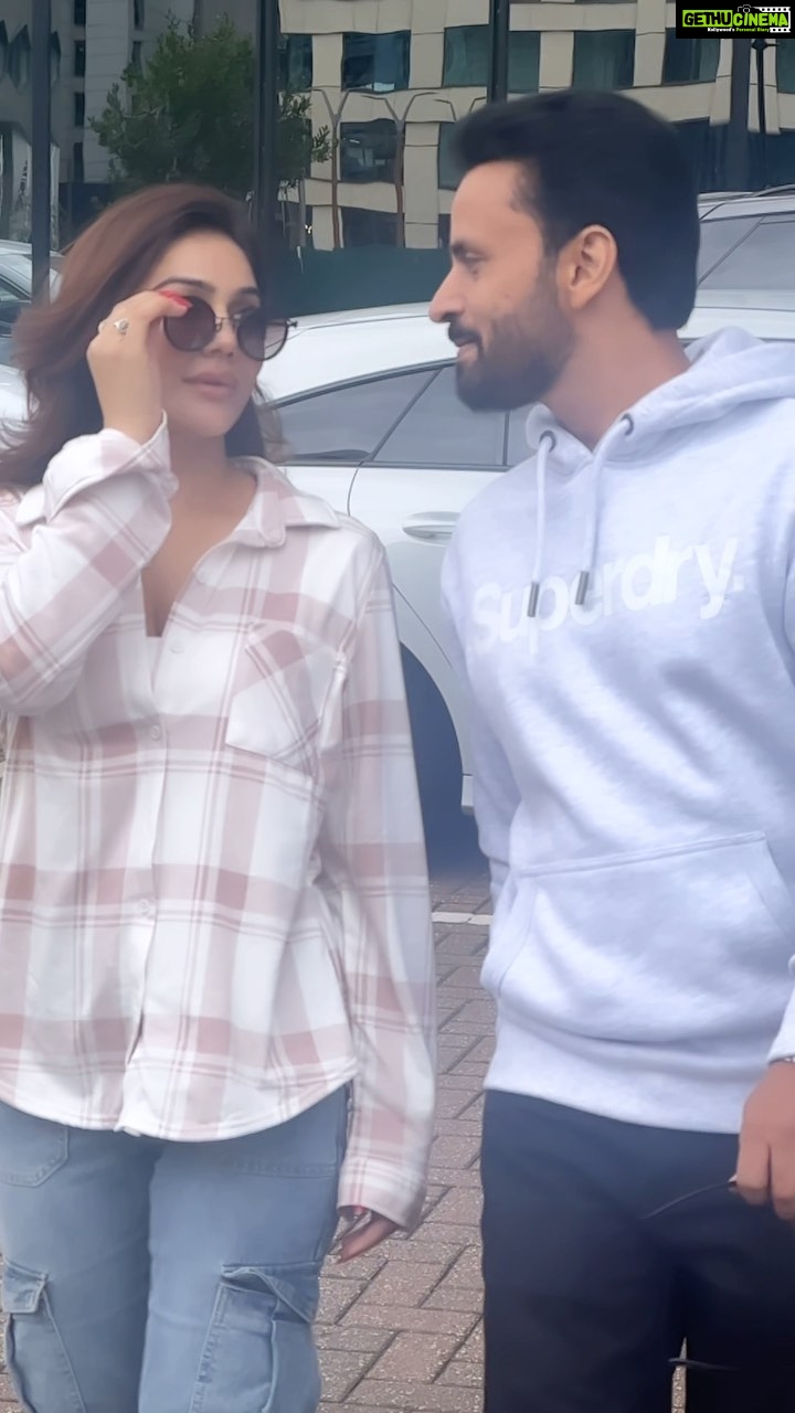 Kangna Sharma Instagram - Uk diaries ❤️❤️❤️❤️ #rajivthakur #kangnasharma #comedy #love #reels #reelsinstagram #reelitfeelit #thekapilsharmashow #uk #tour #instalike #instagram #instalike #trendingreels #trending #explorepage #explore #gratitude #jaiguruji