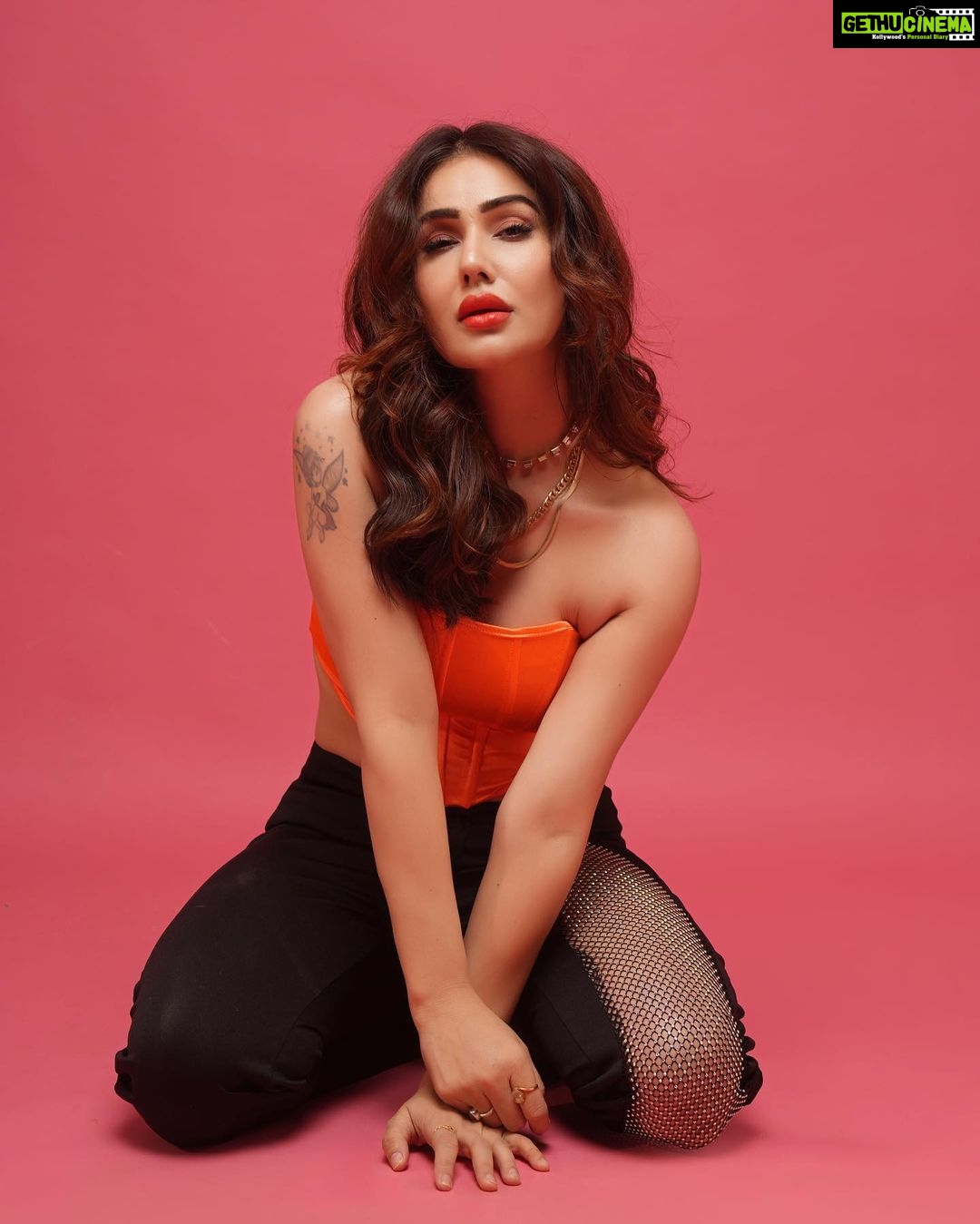 Kangna Sharma Instagram - Chalo ye btao kasi hai ? Han ?