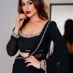 Kangna Sharma Instagram - एक तो काली साड़ी , ऊपर से गालों पर तिल !! आगे बढ़ेगी ये मोहब्बत , या जलेगा दिल 🤪😉 Wearing 🥻- @kamli_fashion Photograper- @timelessstudiolondon MUA - @richmakeupartistry #beauty #london🇬🇧 #kslive2023 #saree #womaninblack