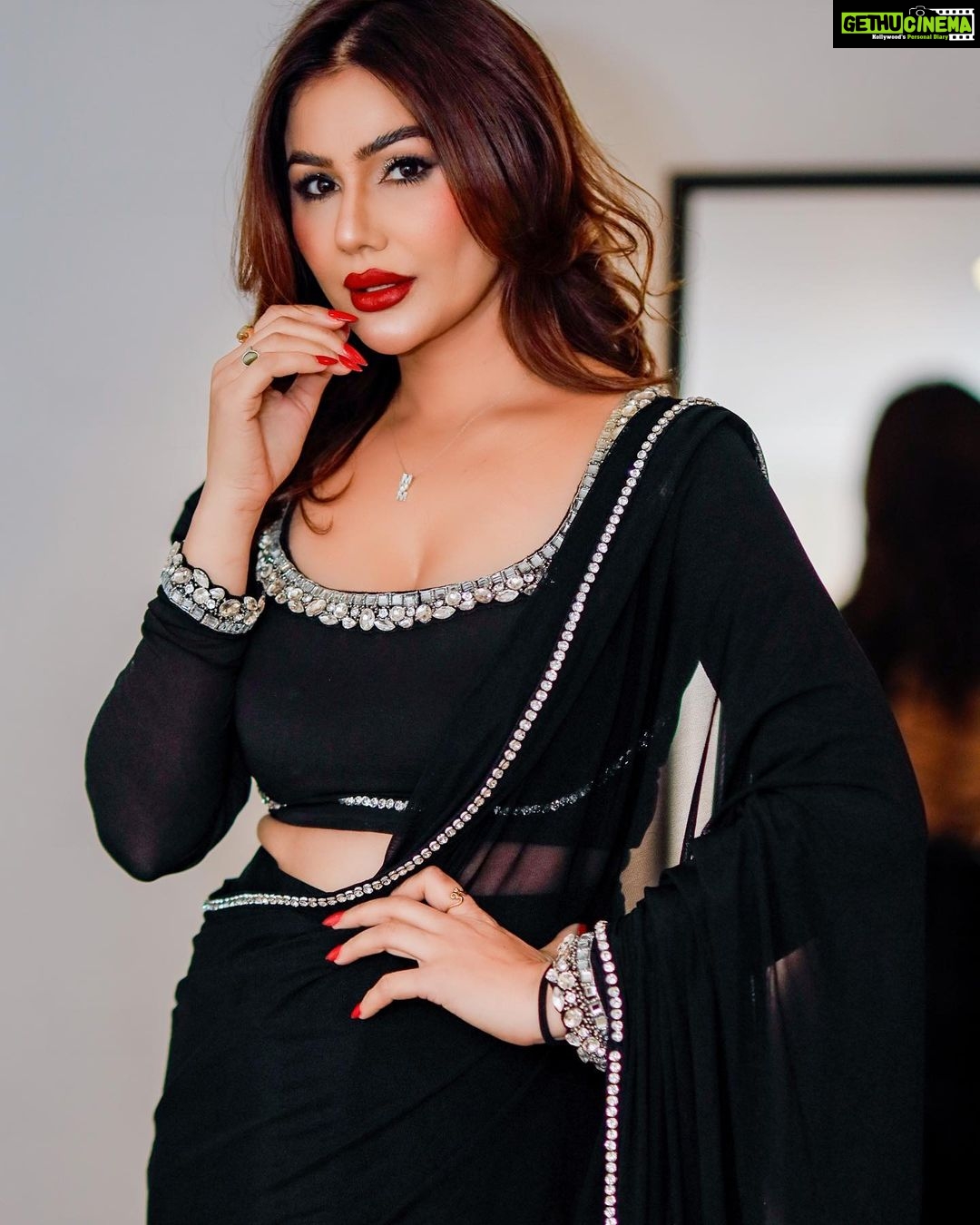 Kangna Sharma Instagram - एक तो काली साड़ी , ऊपर से गालों पर तिल !! आगे बढ़ेगी ये मोहब्बत , या जलेगा दिल 🤪😉 Wearing 🥻- @kamli_fashion Photograper- @timelessstudiolondon MUA - @richmakeupartistry #beauty #london🇬🇧 #kslive2023 #saree #womaninblack