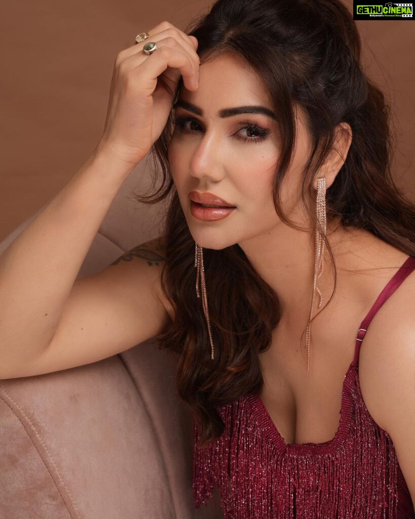 Kangna Sharma Instagram - You can Look But Don’t F****Touch 🫣 Photograper- @faizialiphotography MUA - @makeup_asfaque Beauty #feel #picoftheday #hair