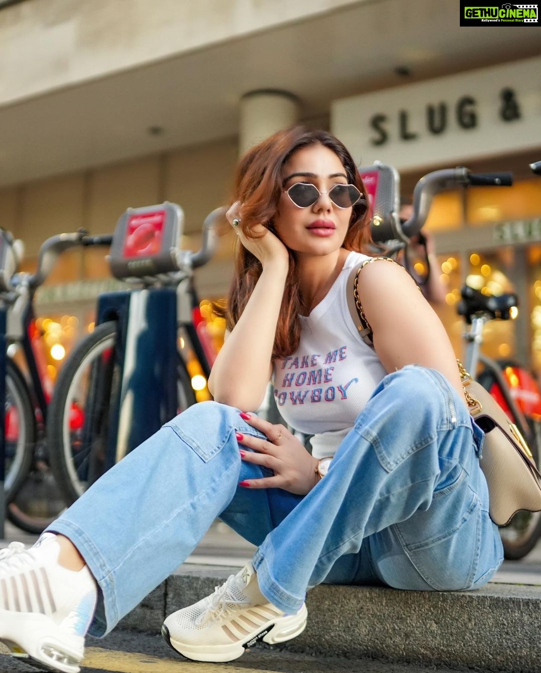 Kangna Sharma Instagram - Believe me If I Looked Good ,It’s not an accident.😉 Photograper- @timelessstudiolondon @amalceybeylapidos MUA - @richmakeupartistry