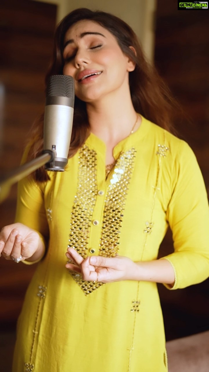 Kangna Sharma Instagram - I am little old school so One of my Fav ❤️Hope u Like it my insta Family ❤️ Music director- @vibhas.arora MUA - @makeup_asfaque #songs #oldschool #oldisgold #jagjeetsinghgazals #positivevibes