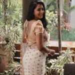 Kaniha Instagram - And clearly hands down the saree wins!! #sareelover #sixyardsofelegance #sixyardslove #whiteandgold #instareels Chennai, India
