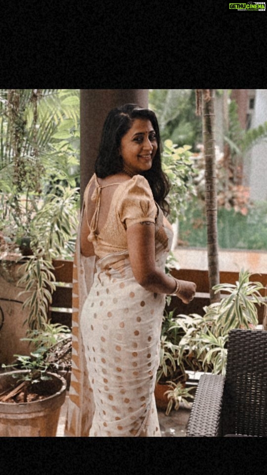 Kaniha Instagram - And clearly hands down the saree wins!! #sareelover #sixyardsofelegance #sixyardslove #whiteandgold #instareels Chennai, India