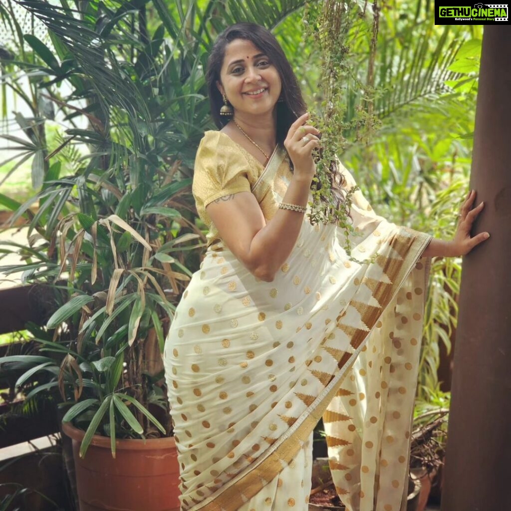 Kaniha Instagram - Coz it's the season of white n Gold !! 🤍💛🤍 1..2..or 3? #sareelove #whiteandgold #onam #onamseason #saddhya Chennai, India