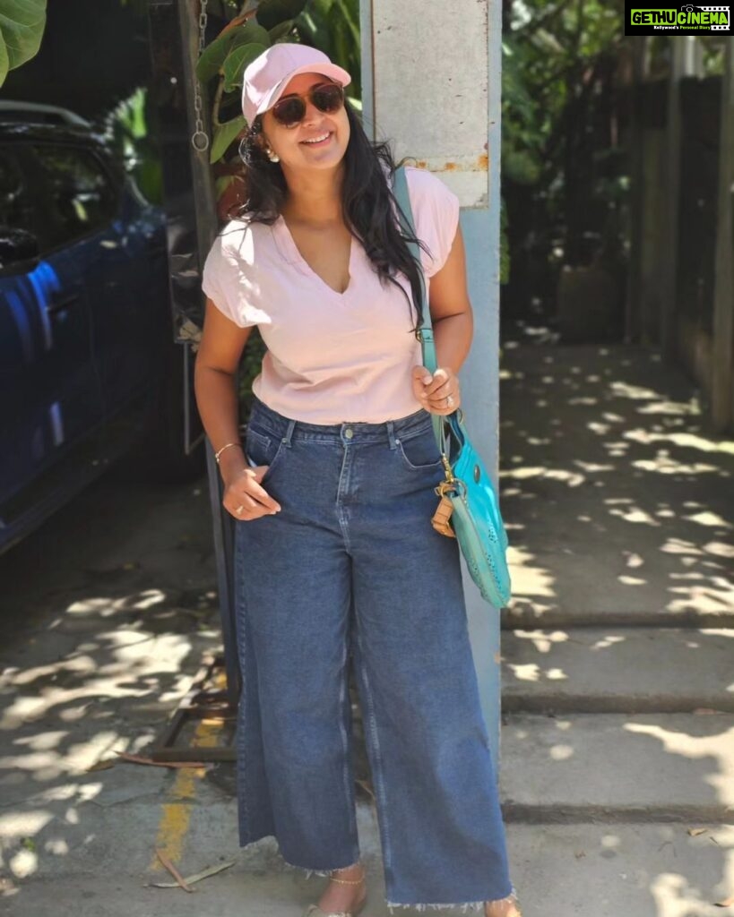 Kaniha Instagram - One day at a time. Always making memories!! #happiness #selfcare #selflove #pinkanddenim #casual #lifeisbeautiful East Coast at Madras Square