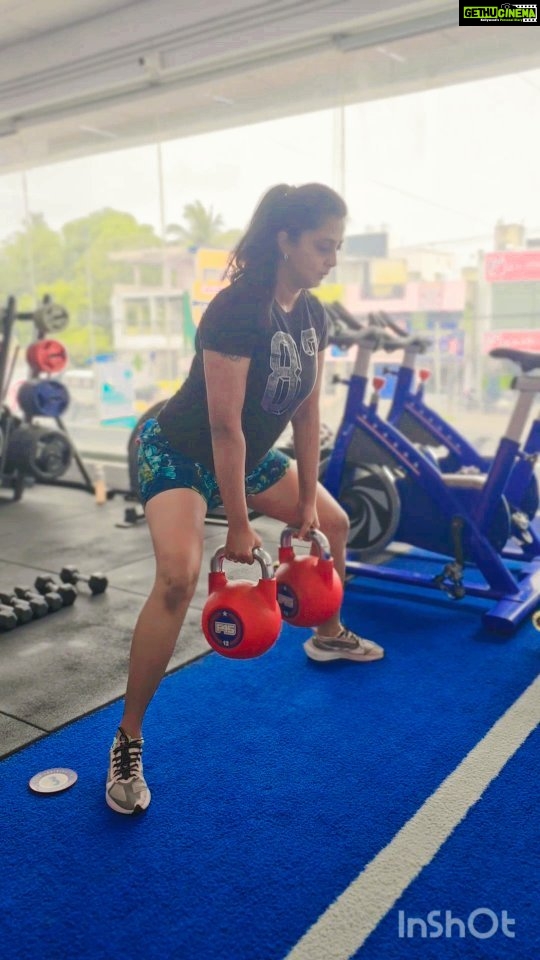 Kaniha Instagram - Lifting weights does NOT make women huge and bulky!! Cupcakes do 😉😊🥰😝🤪😛 As always Loving my resistance days @f45_neelankarai #fitnessmotivation #stayhealthy #fitness #nopainnogain