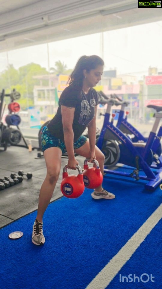 Kaniha Instagram - Lifting weights does NOT make women huge and bulky!! Cupcakes do ðððĨ°ððĪŠð As always Loving my resistance days @f45_neelankarai #fitnessmotivation #stayhealthy #fitness #nopainnogain